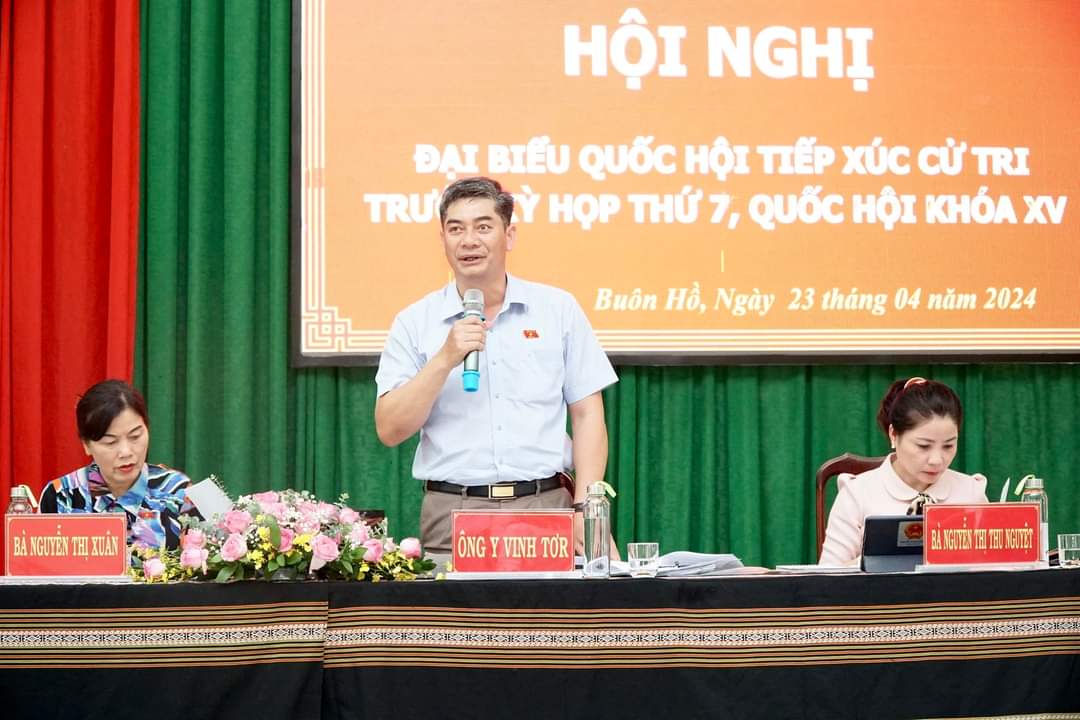 Đoàn Đại biểu Quốc hội tỉnh tiếp xúc cử tri tại thị xã Buôn Hồ trước Kỳ họp thứ 7